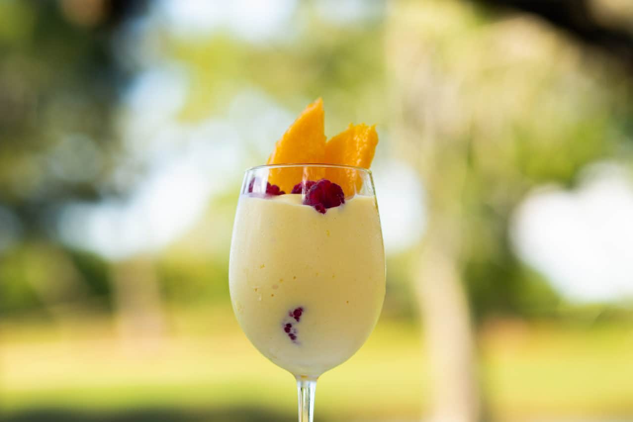 Licuado de yogur griego con mango